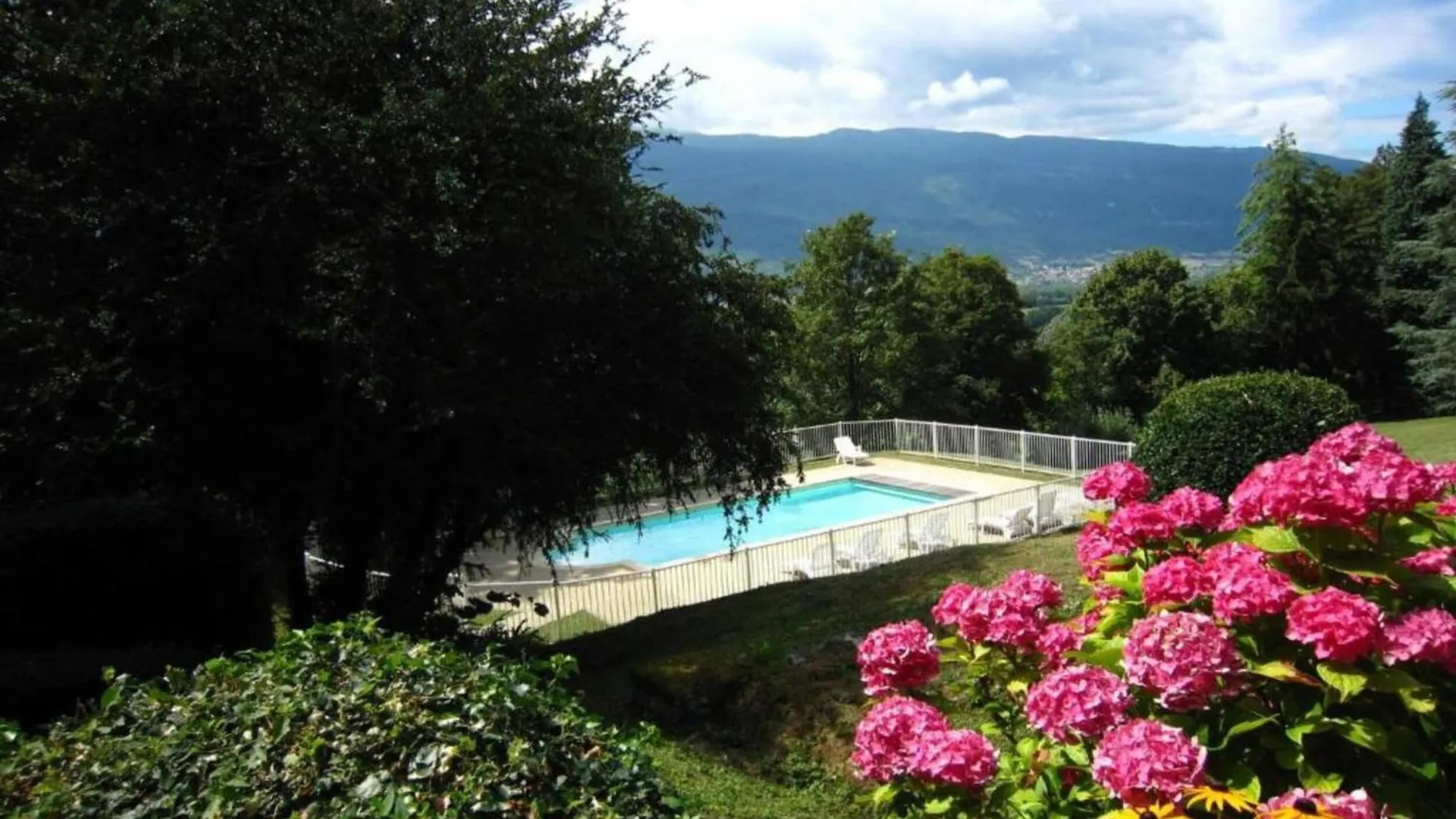 Holiday home Castle With Pool In Serri Res En Chautagne
