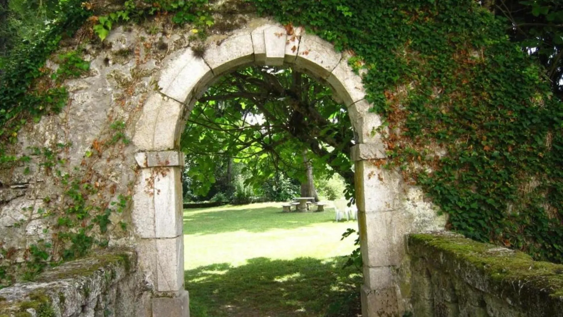 Castle With Pool In Serri Res En Chautagne